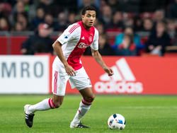 Jaïro Riedewald heeft balbezit tijdens het competitieduel Ajax - De Graafschap. (20-12-2015)