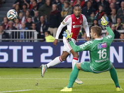 Stefano Denswil (l.) stuit in de competitiewedstrijd Ajax - Go Ahead Eagles op Erik Cummins. (25-10-2014)