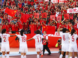 Nach einem 1:0-Erfolg über Kamerun feiern Chinas Damen bei der WM 2015 den Einzug ins Viertelfinale