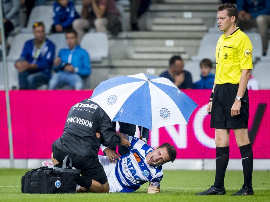 Dean Koolhof (m.) schreeuwt het uit van de pijn tijdens De Graafschap - PEC Zwolle. (15-08-2015)
