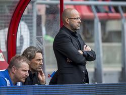 Vitesse-trainer Peter Bosz (r.) kijkt vanaf de dug-out toe hoe zijn ploeg het in De Galgenwaard doet tegen FC Utrecht. (13-09-2015)