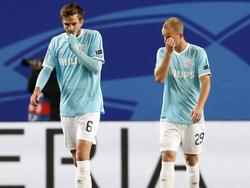 Davy Pröpper (l.) en Jorrit Hendrix lopen teleurgesteld richting de middencirkel. PSV komt  na twintig minuten al op een 0-2 achterstand tegen CSKA Moskou in de Champions League. (30-09-2015)