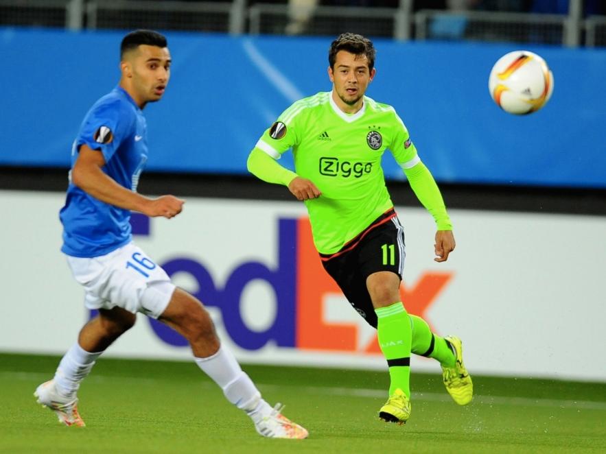 Amin Younes (r.) geeft een bal voor tijdens de Europese wedstrijd tussen Molde FK en Ajax. Etzaz Hussain komt te laat om de inzet van de Duitser te blokken. (01-10-2015) Amin Younes (r.) geeft een bal voor tijdens de Europese wedstrijd tussen Molde FK en Ajax. Etzaz Hussain komt te laat om de inzet van de Duitser te blokken. (01-10-2015)