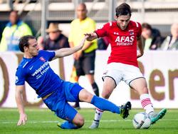 Zowel FC Twente als AZ Alkmaar spelen bikkelhard. Robbert Schilder zet hier een harde tackle in op Joris van Overeem. (04-10-2015)
