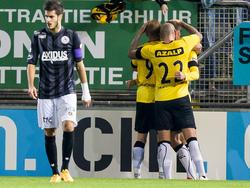 Terwijl Loris Brogno (l.) op de voorgrond afdruipt, vieren Sjoerd Ars (m.) en Joey Suk feest in Breda. Ars heeft NAC Breda zojuist op een voorsprong gekopt tegen Sparta. (23-10-2015)
