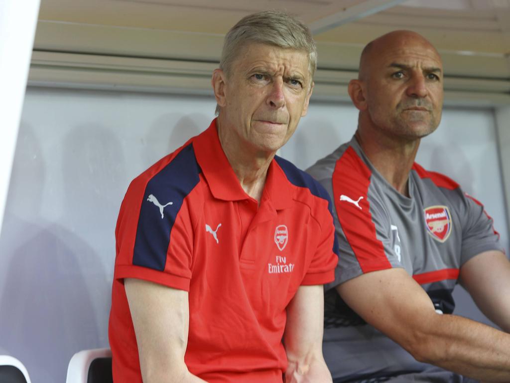Schaut grimmig einer wegweisende Saison entgegen: Arséne Wenger (l.) Schaut grimmig einer wegweisende Saison entgegen: Arséne Wenger (l.)