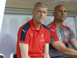 Schaut grimmig einer wegweisende Saison entgegen: Arséne Wenger (l.)