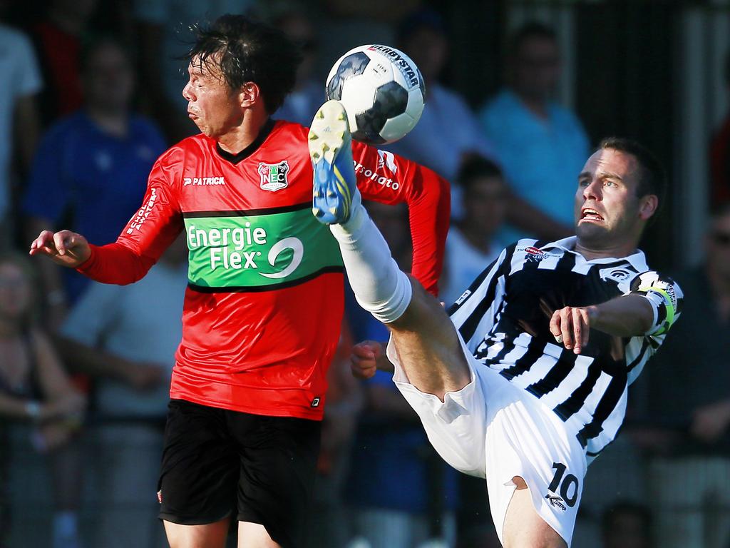 Thijs Hendriks (r.) vecht een duel uit met Jeffrey Leiwakabessy (l.) tijdens het oefenduel Achilles'29 - NEC Nijmegen (19-07-2016).