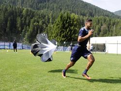 Ricardo Kishna moet een oefening doen tijdens een training van Lazio in de voorbereiding op het nieuwe seizoen. (22-07-2016)