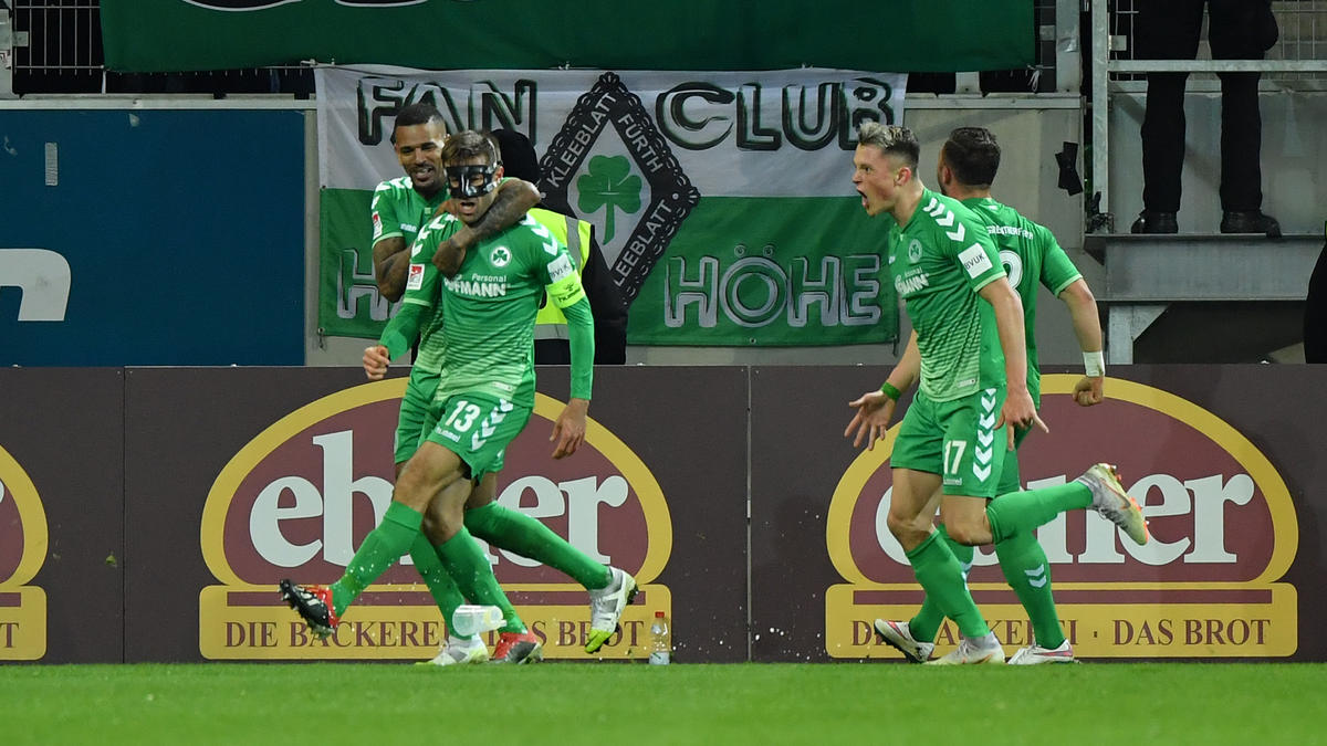 Die Spieler von Greuther Fürth jubeln über den Treffer zum 1:0 Die Spieler von Greuther Fürth jubeln über den Treffer zum 1:0