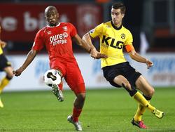 Kamohelo Mokotjo (l.) reageert attenter dan Tom Van Hyfte (r.) en gaat er met de bal vandoor tijdens FC Twente - Roda JC. (28-10-2016)