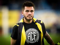 Nathan loopt na de wedstrijd tegen PEC Zwolle van het veld. Ter nagedachtenis aan de vliegtuigramp in Colombia draagt de Braziliaan een shirt met het logo van Chapecoense. (03-12-2016)