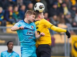 Tijdens de wedstrijd Roda JC - Feyenoord gaat Jan-Arie van der Heijden (l.) een kopduel met debutant Athanasios Papazoglou (r.). (15-01-2017)