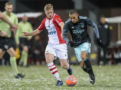 Jurjan Mannes (l.) probeert Damil Danklui (r.) bij te houden tijdens het competitieduel FC Emmen - Jong Ajax. (13-01-2017)