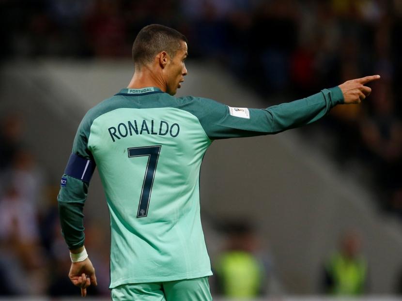 Cristiano Ronaldo wijst zijn ploeg de weg tegen Letland. (09-06-2017)