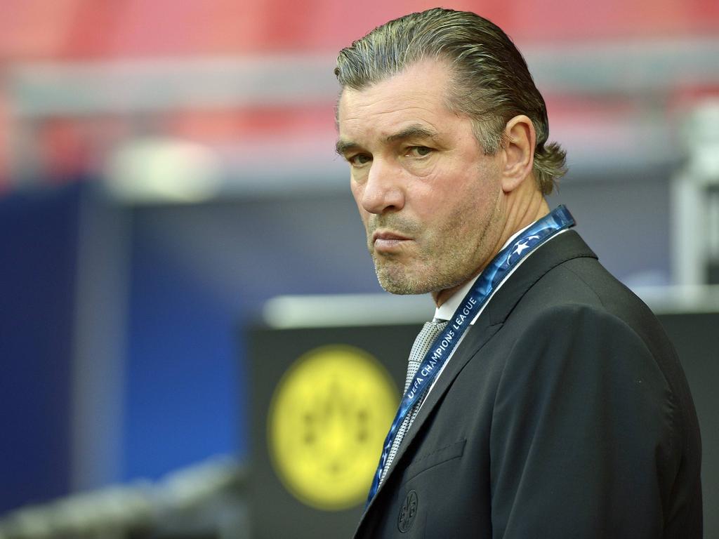 Skeptisch blickt Michael Zorc auf das Spiel des BVB