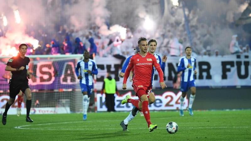 Das Hinspiel zwischen Union und Hertha wurde von reichlich Pyrotechnik begleitet Das Hinspiel zwischen Union und Hertha wurde von reichlich Pyrotechnik begleitet