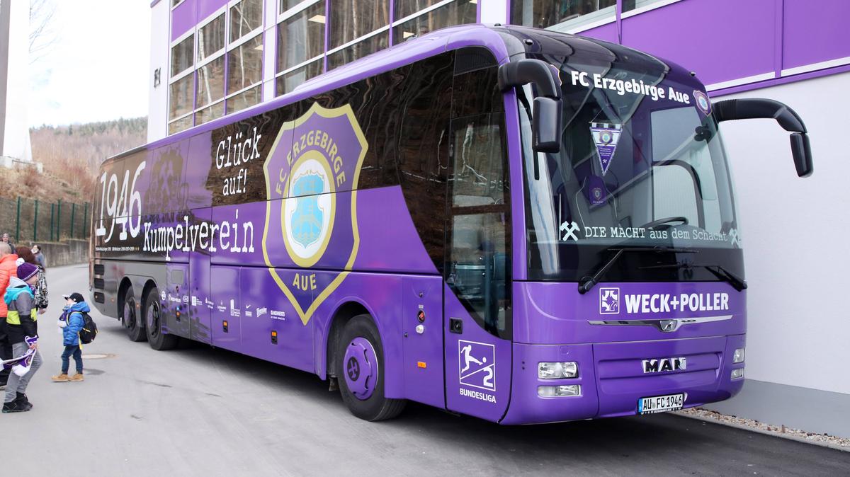 Der Teambus von Erzgebirge Aue soll in einen Unfall verwickelt gewesen sein Der Teambus von Erzgebirge Aue soll in einen Unfall verwickelt gewesen sein