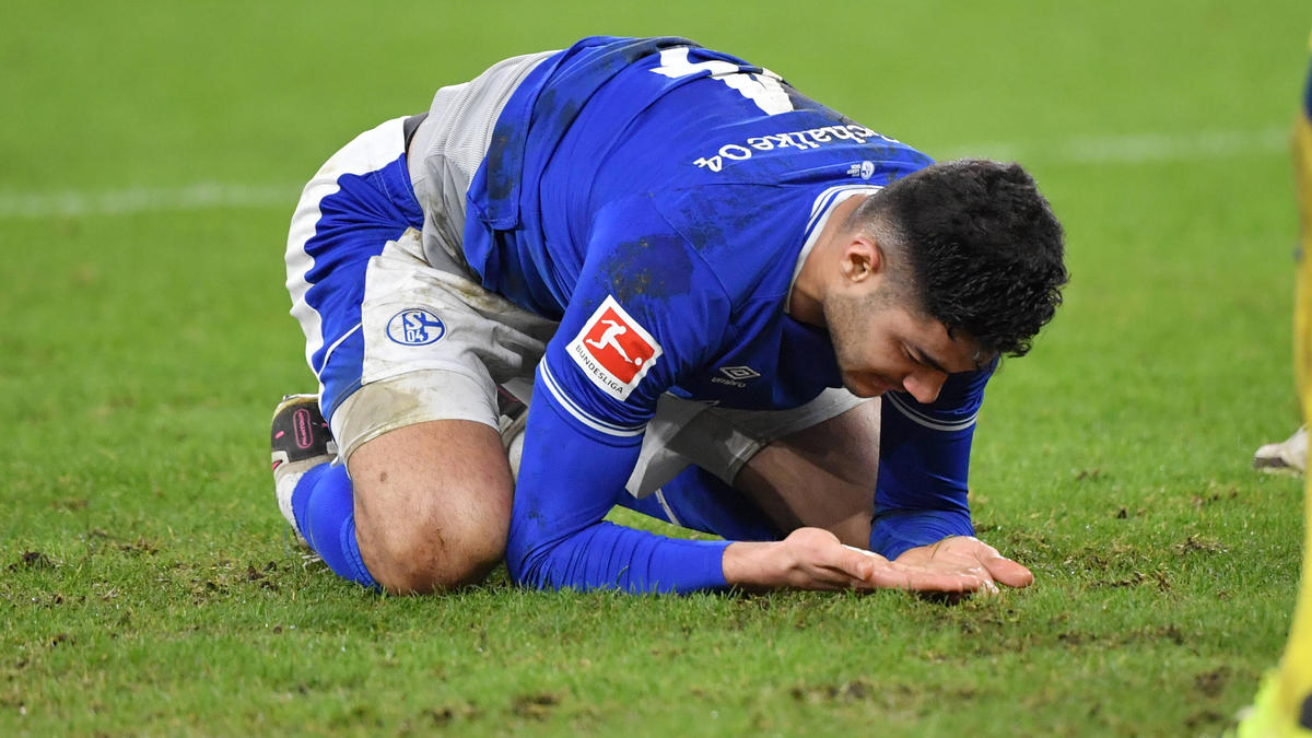Der FC Schalke liegt nach der Pleite gegen den 1. FC Köln wortwörtlich am Boden Der FC Schalke liegt nach der Pleite gegen den 1. FC Köln wortwörtlich am Boden