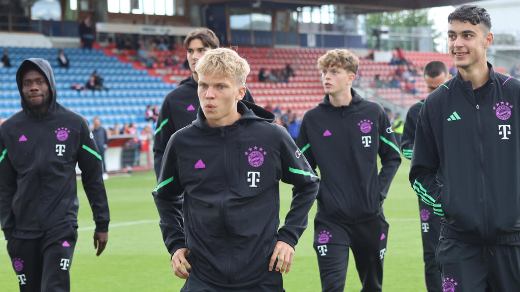 Frans Krätzig (M.) und Paul Wanner (2.v.r.) vom FC Bayern sollen beim HSV auf dem Zettel gestanden haben