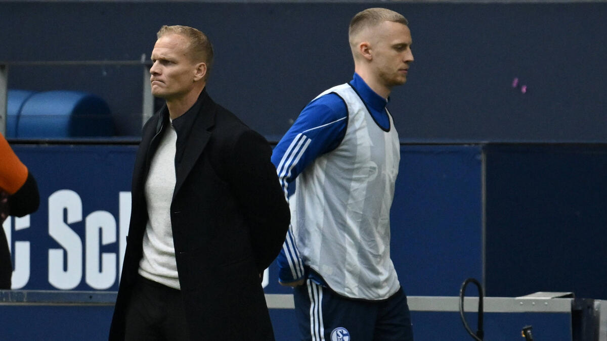 S04-Cheftrainer Karel Geraerts (l.) hat Timo Baumgartl aus dem Profi-Kader gestrichen