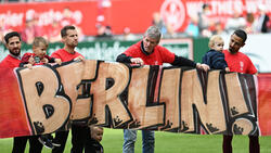 Friedhelm Funkel will sich mit dem DFB-Pokal aus Kaiserslautern verabschieden