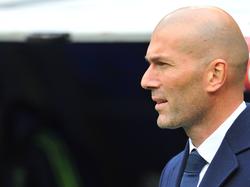 Real Madrid-trainer Zinédine Zidane bekijkt de prestaties van zijn troepen vanaf de zijkant tijdens het competitieduel Real Madrid - Sporting Gijon. (17-01-2016)