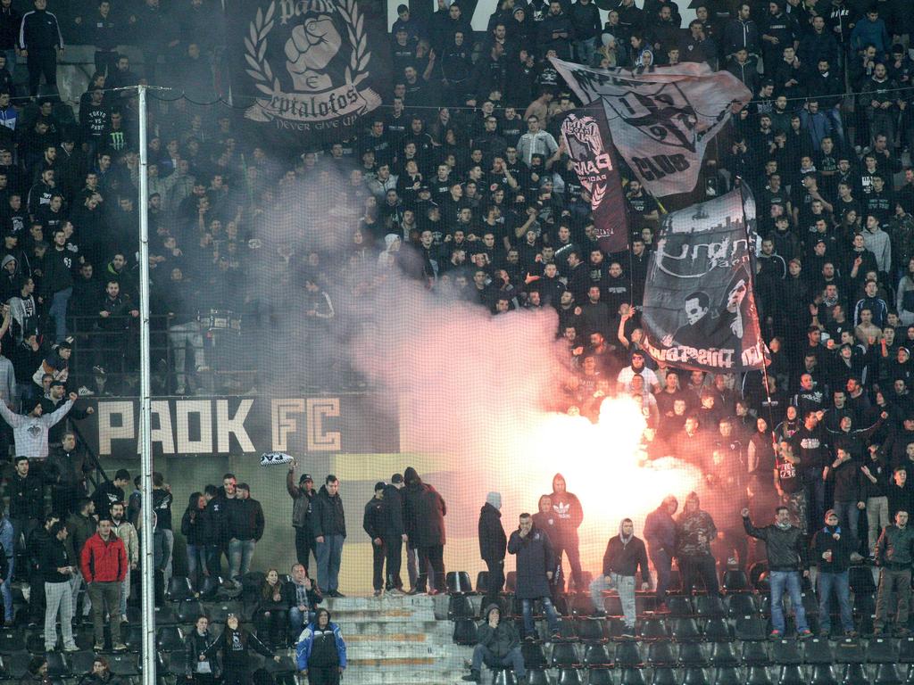 Algunos aficionados del PAOK sacan una bengala en el estadio. (Foto: Getty)