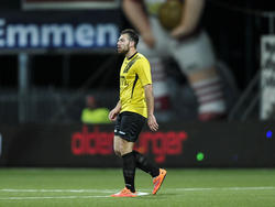 Kenny van der Weg loopt boos van het veld nadat hij rood heeft gekregen tijdens het competitieduel FC Emmen - NAC Breda (15-02-2016).