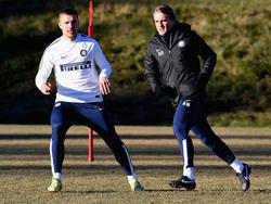 Lukas Podolski im Inter-Training mit seinem Coach Roberto Mancini (r.) (inter.it)