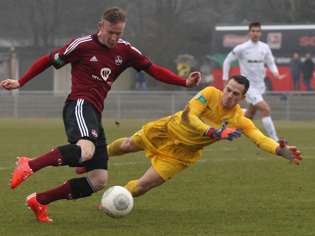 Cedric Teuchert (l.) bleibt dem 1. FC Nürnberg langfristig erhalten Cedric Teuchert (l.) bleibt dem 1. FC Nürnberg langfristig erhalten