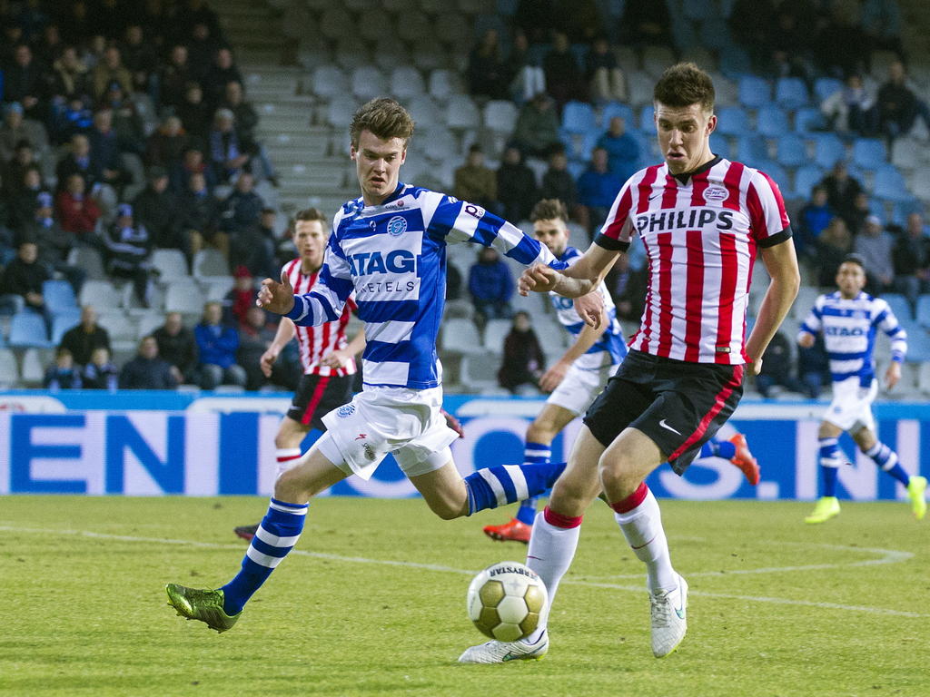 De Graafschap-speler Bart Straalman (l.) met Jong PSV-speler Andrija Lukovic (r.) (27-02-2015)