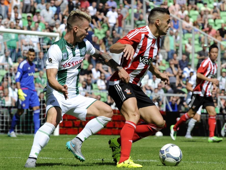 Dušan Tadić (r.) speelt een oefenwedstrijd tegen zijn oude club FC Groningen. Southampton komt naar Nederland voor een oefencampagne en speelt ook in de Euroborg. Hier draait de oud-voetballer weg van Albert Rusnák. (18-07-2015)