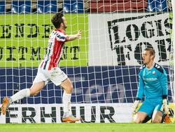 Erik Falkenburg (l.) heeft de 1-0 gescoord en viert een feestje tijdens het competitieduel Willem II - FC Utrecht. (19-09-2015)