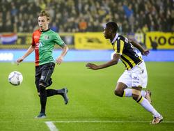 NEC-middenvelder Marcel Ritzmaier (l.) loopt richting de bal en wordt onderdruk gezet door de aanstormende Kelvin Leerdam (r.) van Vitesse. (29-11-2015)