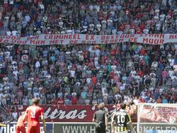 Het publiek toont een spandoek in De Grolsch Veste tijdens het competitieduel FC Twente - Vitesse (08-05-2016).