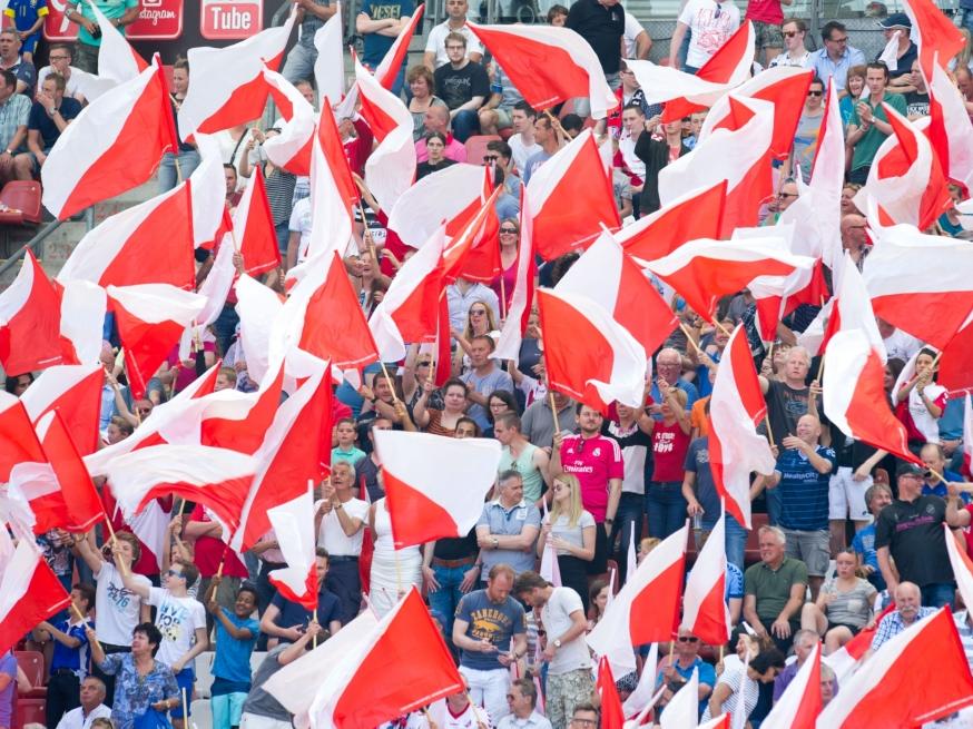 Supporters van FC Utrecht zwaaien met vlaggen tijdens de competitiewedstrijd tegen AZ. (08-05-2016)