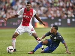 Garry Rodrigues (r.) delft het onderspit in duel met Mateo Cassierra van Ajax. (26-07-2016)
