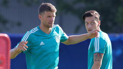 Der Berater von Mesut Özil kann die Aussagen von Thomas Müller (l.) nicht nachvollziehen