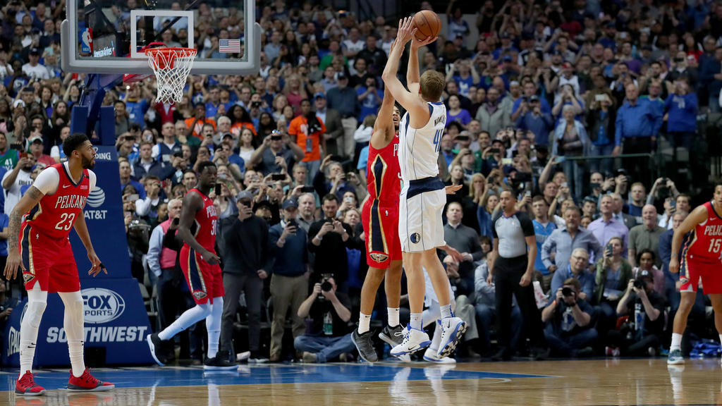 Mit diesem Wurf rückte Dirk Nowitzki in der Scorerliste vor Wilt Chamberlain Mit diesem Wurf rückte Dirk Nowitzki in der Scorerliste vor Wilt Chamberlain