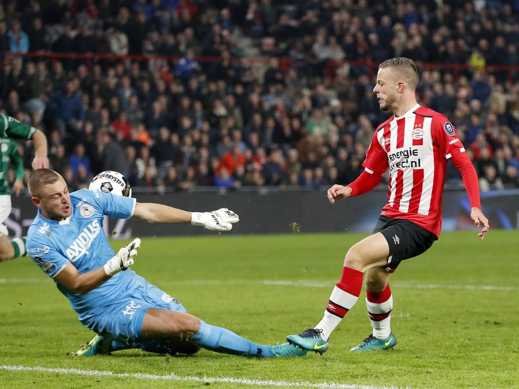 PSV-middenvelder Bart Ramselaar (r.) chipt de bal over de uitkomende Sparta-doelman Roy Kortsmit. (22-10-2016)
