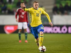 Sam Larsson zoekt zijn tegenstander op tijdens de oefeninterland Hongarije - Zweden (15-11-2016).