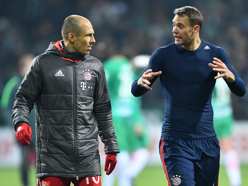 Bayern-Keeper Manuel Neuer (r.) macht auf Misstände im Spiel der Münchner aufmerksam