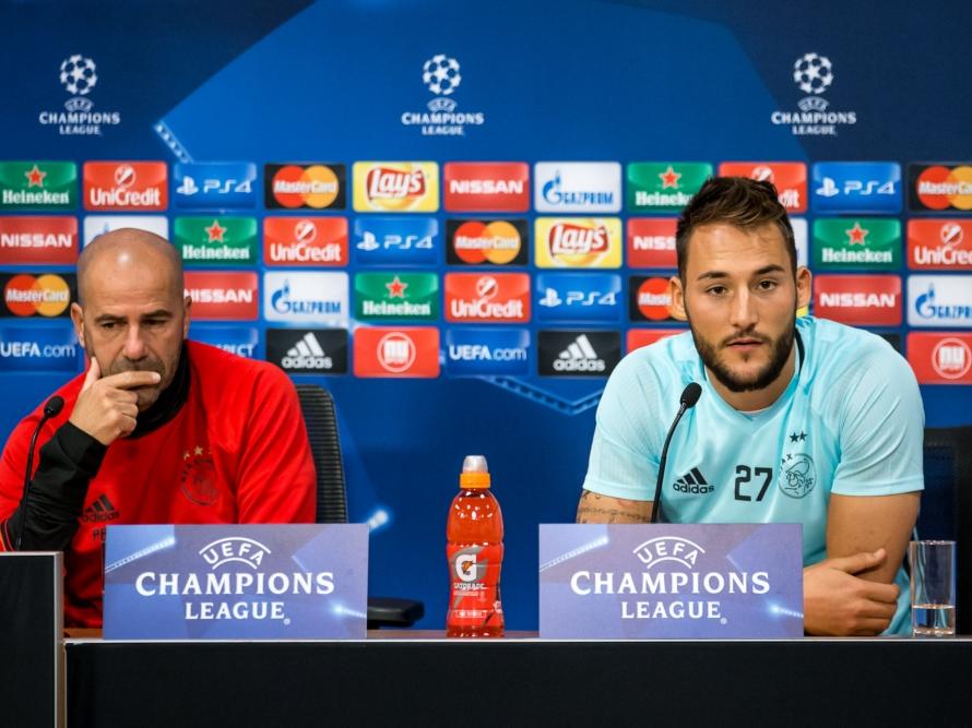 Peter Bosz (l.) en Nemanja Gudelj (r.) schuiven aan voor de persconferentie in aanloop naar de Champions League-duels met FK Rostov. (15-08-2016)
