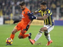 Júnior Caiçara im Duell mit Jeremain Lens von Fenerbahçe