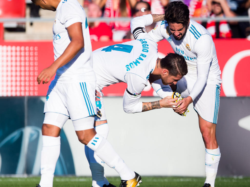 Sergio Ramos (izq.) atiende a su compañero Isco de una lesión. (Foto: Getty)