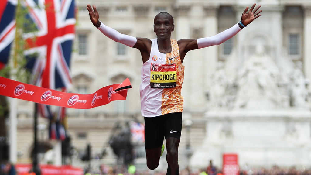 Eliud Kipchoge vergleicht Traumgrenze mit Mondlandung Eliud Kipchoge vergleicht Traumgrenze mit Mondlandung