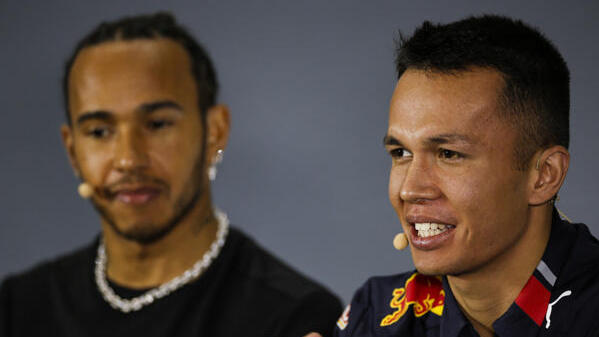 Alles gut zwischen Lewis Hamilton und Alex Albon Alles gut zwischen Lewis Hamilton und Alex Albon