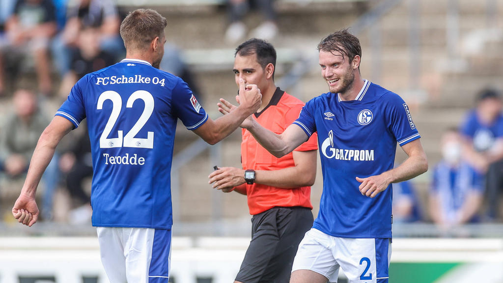 Thomas Ouwejan (r.) überzeugt beim FC Schalke 04