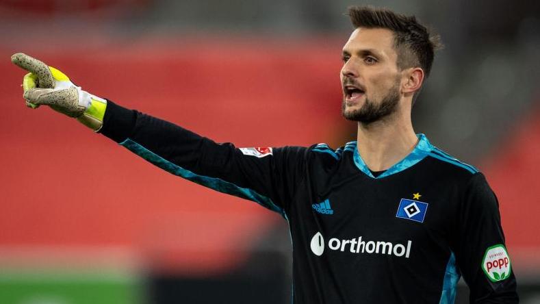 Torhüter Sven Ulreich will mit dem HSV aufsteigen. Foto: Marius Becker/dpa Torhüter Sven Ulreich will mit dem HSV aufsteigen. Foto: Marius Becker/dpa